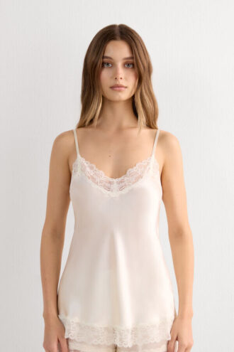 Bluse i blonder og silke