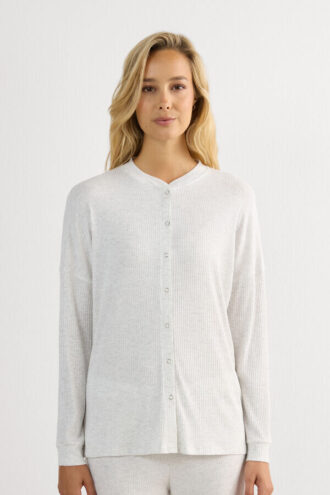 Chic og komfortabel langærmet modalbluse med knapper