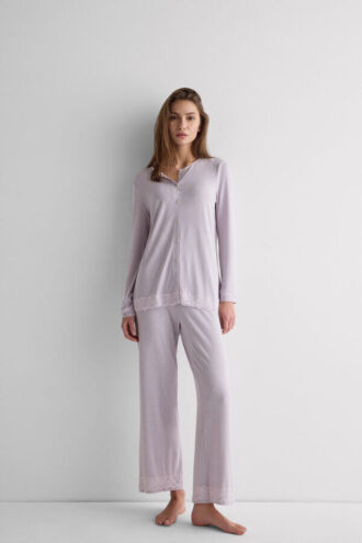 Kort pyjamas med blondekant og knapper i modal