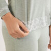 Kort pyjamas med blondekant og knapper i modal Kort pyjamas med blondekant og knapper i modal