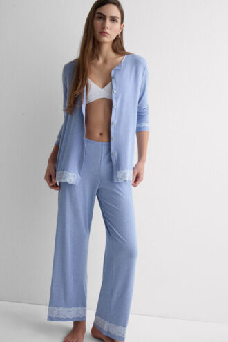Lang pyjamas i modal med blondekant og knapper