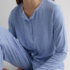 Lang pyjamas i modal med blondekant og knapper Lang pyjamas i modal med blondekant og knapper
