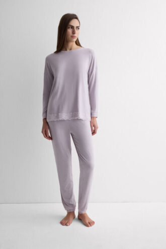Lang pyjamas med blondekant i modal