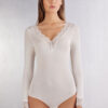 Langærmet bodysuit i ultralet modal med kashmir og blonder Langærmet bodysuit i ultralet modal med kashmir og blonder