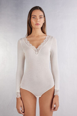 Langærmet bodysuit i ultralet modal med kashmir og blonder Langærmet bodysuit i ultralet modal med kashmir og blonder