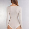 Langærmet bodysuit i ultralet modal med kashmir og blonder Langærmet bodysuit i ultralet modal med kashmir og blonder