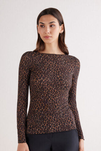Langærmet top med leopardprint i ultralet modal med kashmir Langærmet top med leopardprint i ultralet modal med kashmir