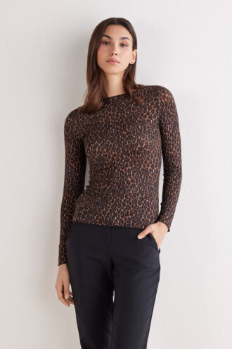 Langærmet top med leopardprint i ultralet modal med kashmir Langærmet top med leopardprint i ultralet modal med kashmir