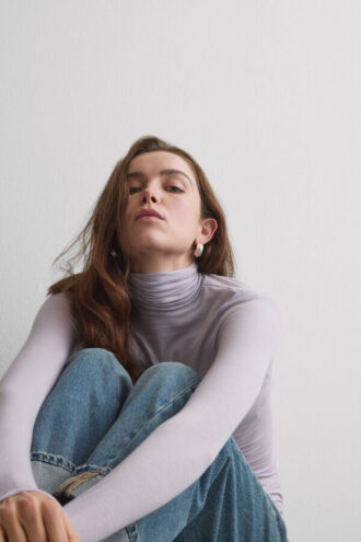 Modal Cashmere Ultralet Top med høj halsudskæring Modal Cashmere Ultralet Top med høj halsudskæring