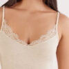 Modal ultralet cashmere-blanding med blonder Modal ultralet cashmere-blanding med blonder