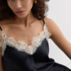 Silke-chemise med kontrastblonder Silke-chemise med kontrastblonder