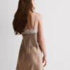 Silke-chemise med kontrastblonder Silke-chemise med kontrastblonder