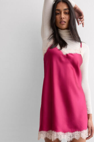 Silke-chemise med kontrastkant i blonder