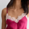Silke-chemise med kontrastkant i blonder Silke-chemise med kontrastkant i blonder