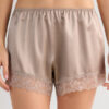 Silkeshorts med blondekant Silkeshorts med blondekant