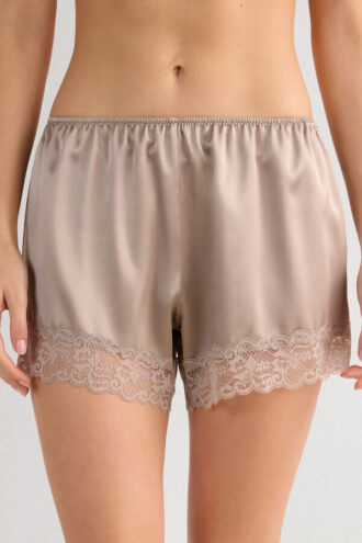 Silkeshorts med blondekant