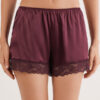 Silkeshorts med blondekant Silkeshorts med blondekant