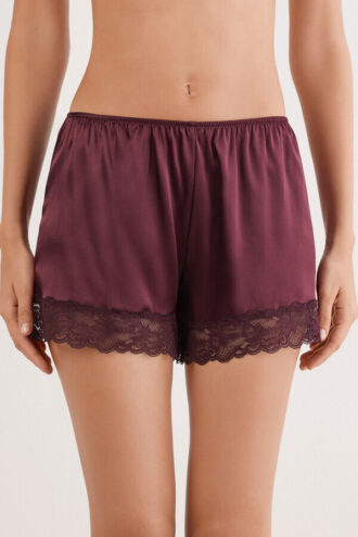 Silkeshorts med blondekant Silkeshorts med blondekant