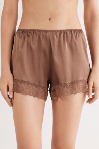 Silkeshorts med blondekant