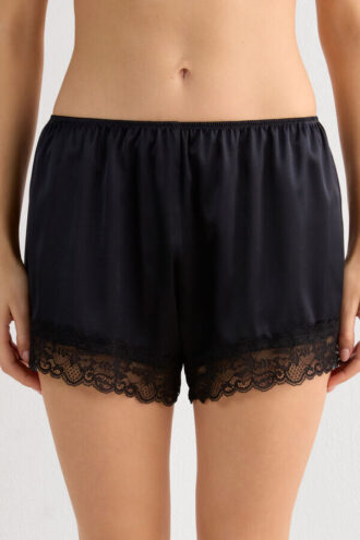 Silkeshorts med blondekant