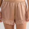 Silkeshorts med blondekant Silkeshorts med blondekant
