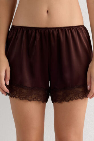 Silkeshorts med blondekant