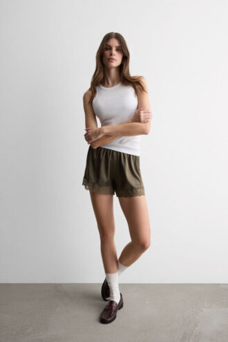 Silkeshorts med blondekant