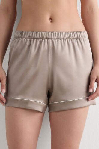 Silkeshorts med piping